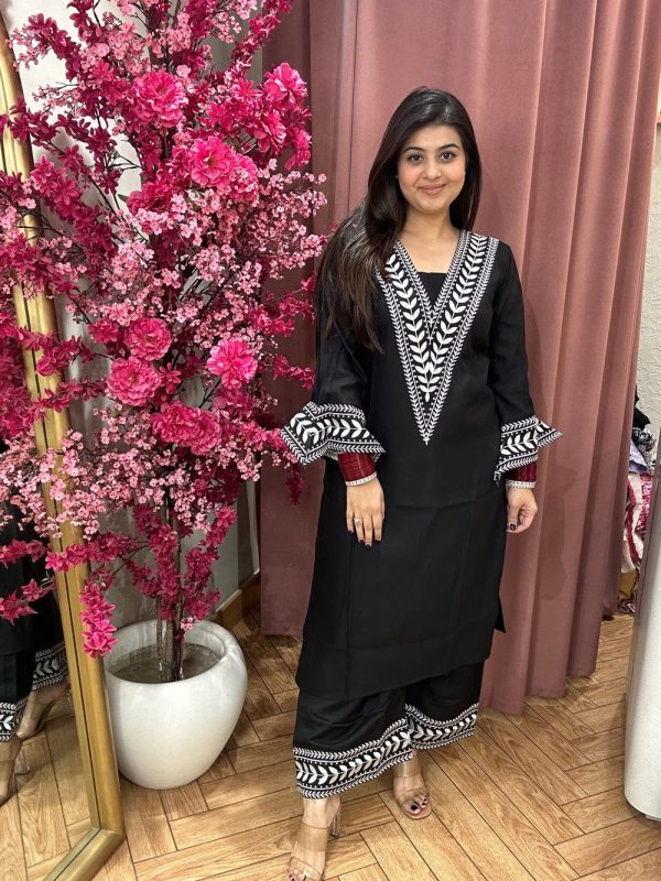 Moslin Cotton V-neck Thread Kurta set